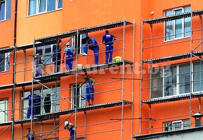 Инспектори на лов за висящи работници при саниране на блокове