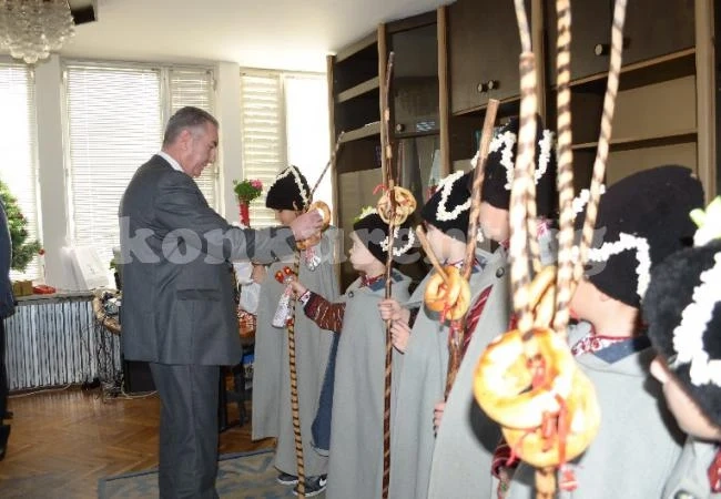 Коледари поздравиха кмета на Видин