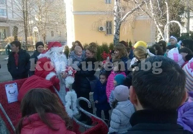 Хлапе шашна Дядо Коледа във Враца