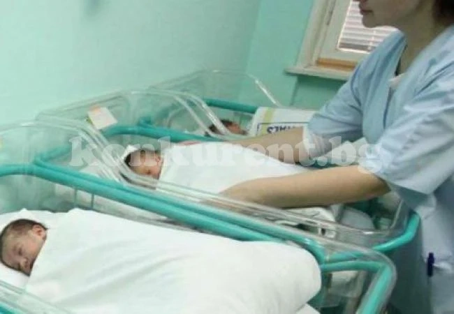 Бебетата сами в болниците заради такса \