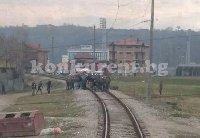 Само в „Конкурент“! Роми атакуваха влакове в Монтана