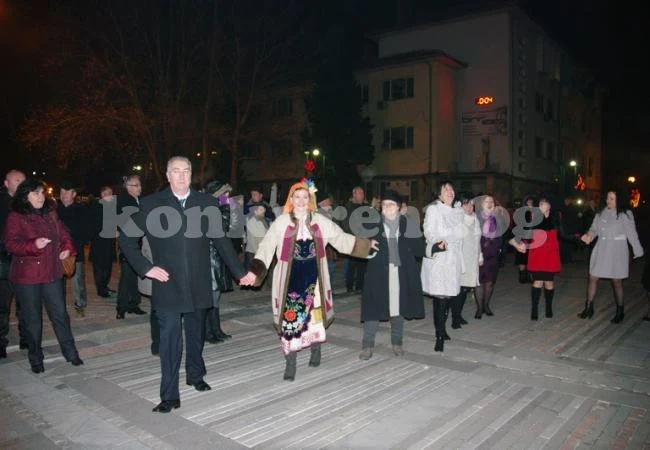 Кметът поведе новогодишното хоро на пл. \