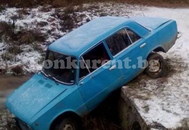 Жигула паркира в дере за Коледа, седмица по-късно още е там