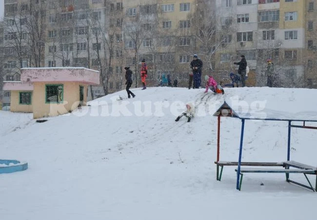 Снегът зарадва децата във Враца