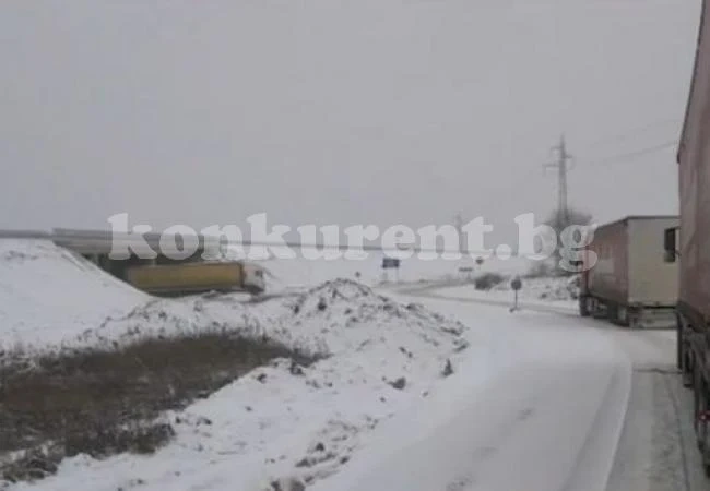 Тирове закъсват на баир край Монтана