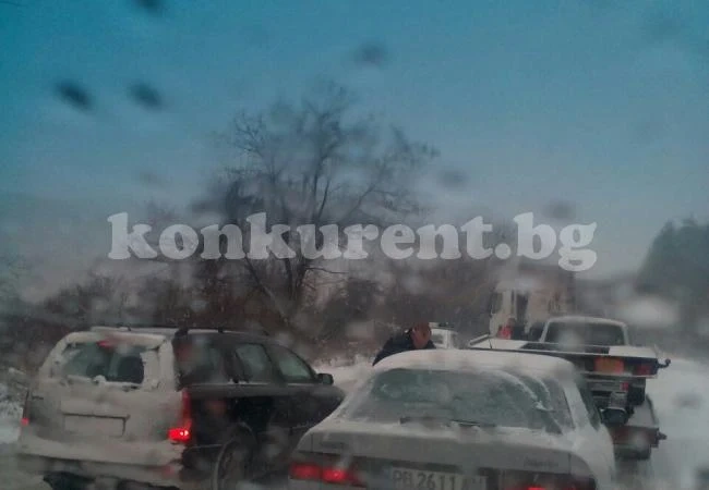 Колона след Новачене: ТИР-ове аварираха и спряха движението към Мездра