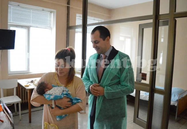 Калин Каменов с подаръци за първите бебета на Враца