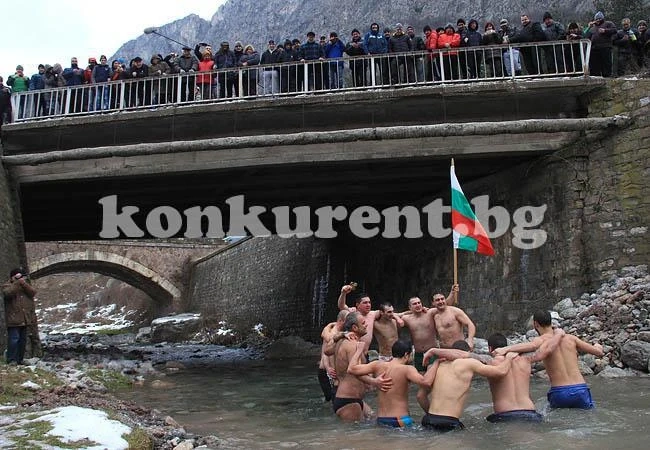Смелчаги се хвърлят за кръста в ледените води на река Лева