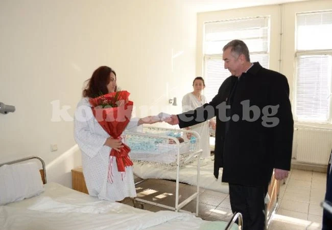 Кметът на Видин даде 500 лв. на първото бебе за 2016г.