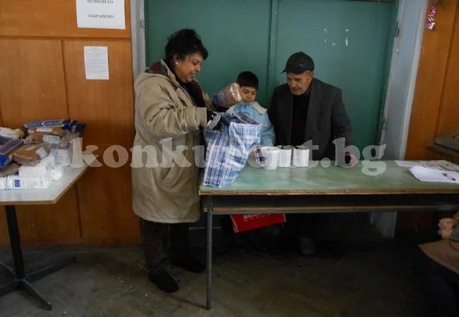 Раздават храни на бедни хора от Дунавци