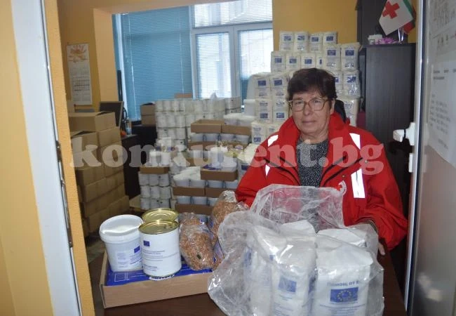 БЧК раздава продукти на нуждаещи се
