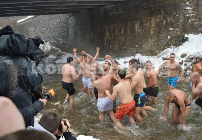 ВИДЕО: Рекорд! 19 смелчаци се хвърлиха за кръста в Лева