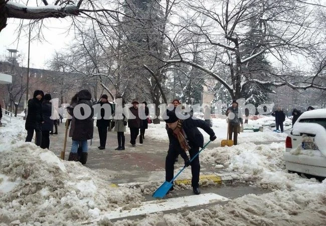 Калин Каменов се включи в почистването на снега