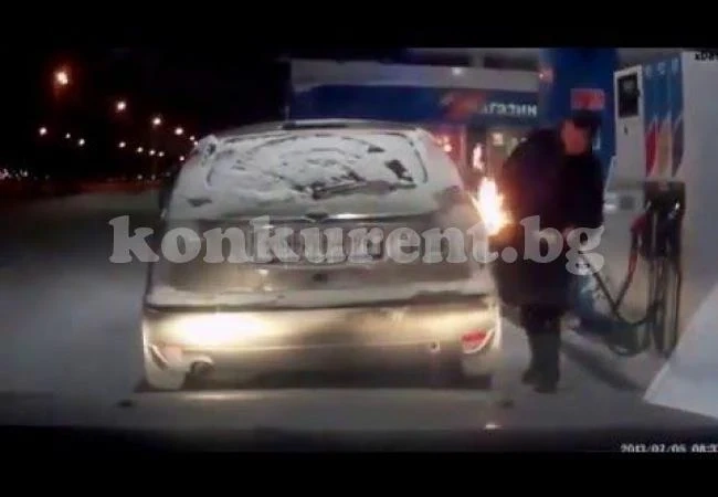 Жена запали колата си на бензиностанция, докато си играе със запалка (СНИМКИ/ВИДЕО)