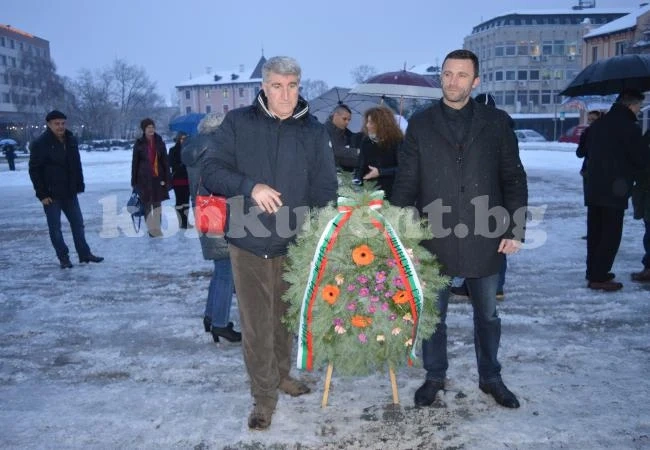 Поднесоха венци пред паметника на Христо Ботев