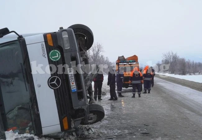 ТИР се обърна край Мездрея, шофьорът е в болница