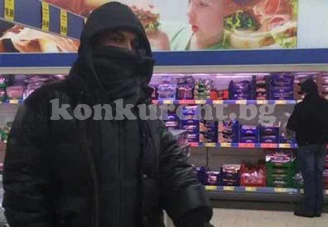 Азис се скри, пазарува покрит с шал от глава до пети
