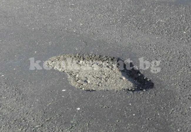 Дупки по пътищата чупят коли наред