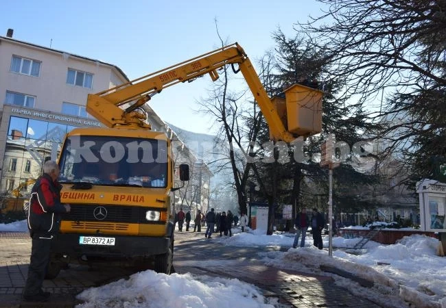 Свалят украсата във Враца