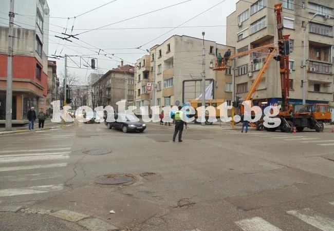 Силният вятър остави без ток части от Враца и няколко села
