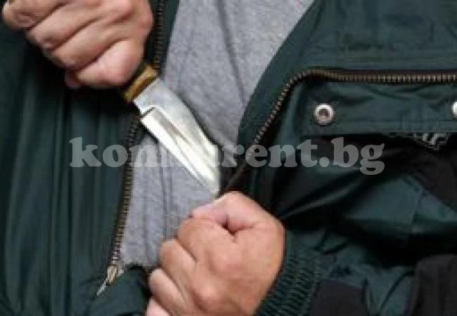 Съсед на 22-годишен го наръга с нож в гърдите