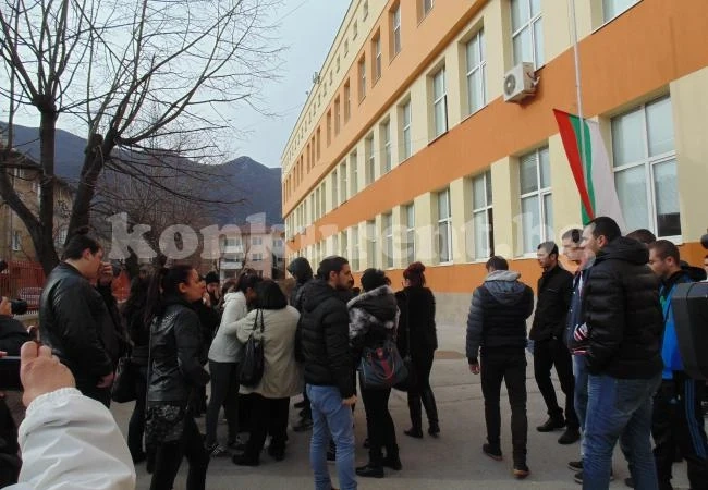 ВИДЕО: Траур в училището на убития Тодор