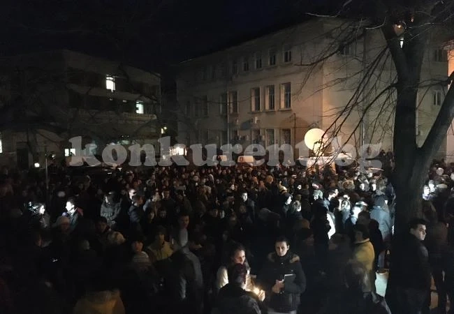 ВИДЕО: Трагедията с Тодор разгневи Враца, стотици окупираха полицията