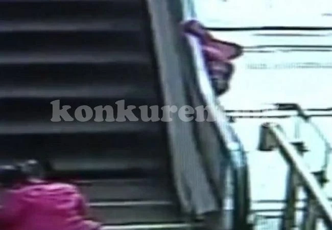 Момиченце падна от ескалатор в мол и загина (ВИДЕО 18+)