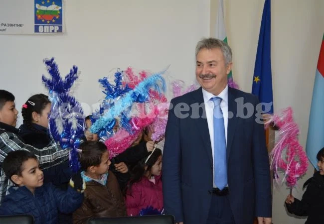 Сурвакарчета „нападнаха” Златко Живков