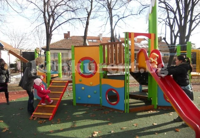 Зарадваха малчугани с нови детски площадки