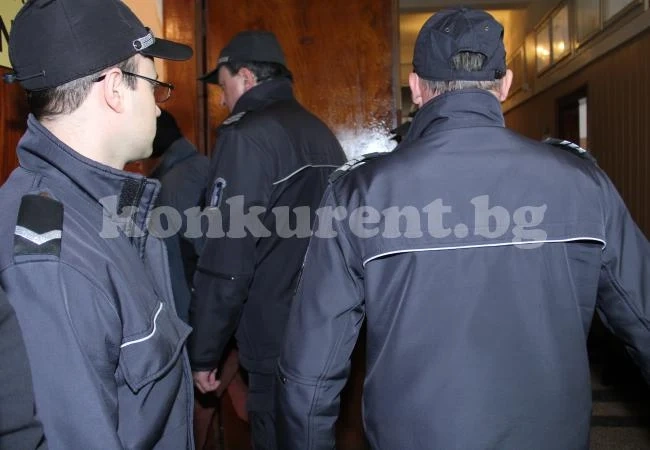 Съдът решава дали да остави биячите на Тодор в ареста