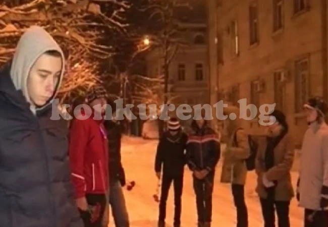 Приятели на Тодор протестират от рано сутринта пред съдебната палата във Враца