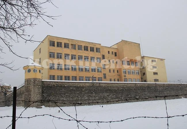 Затворник поиска 250 бона, килията му била тясна