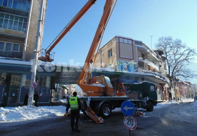 ВИДЕО: БКС отстранява опасни висулки във Враца