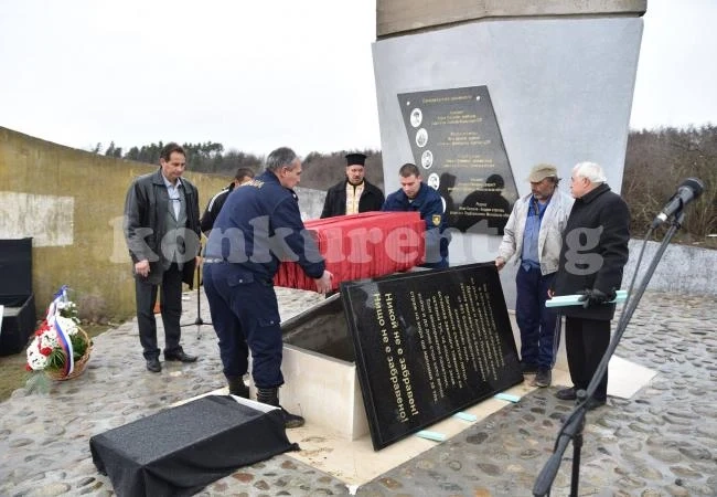 Обновиха паметника на загиналите съветски летци в Бяла Слатина
