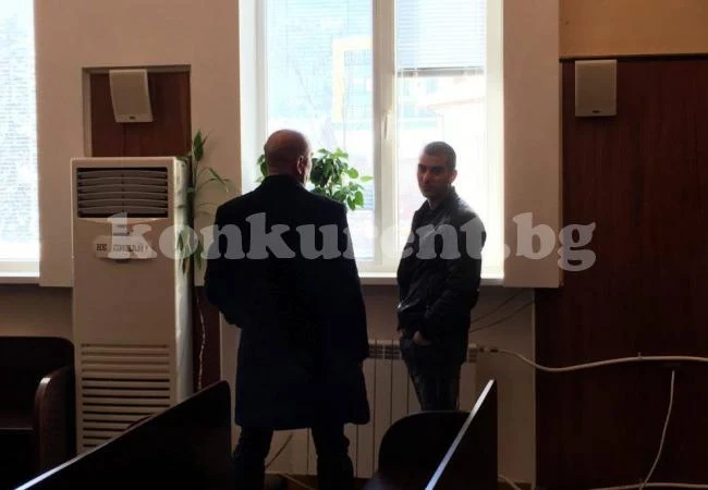 Мартин Чоков и баща му пристигнаха в съда във Враца