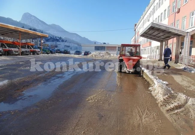 Топят леда във Враца с химикал