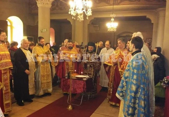 Почетоха с панихида и цветя жертвите на бомбардировките над Враца