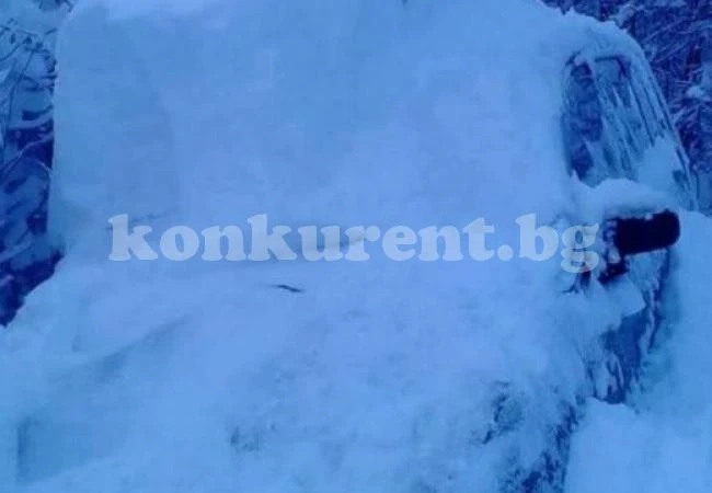 Снежен ад, младежи пълзят на четири крака