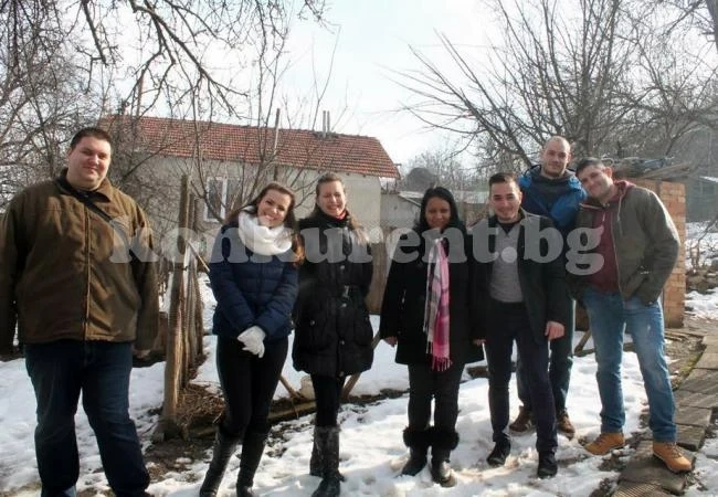 Младежи помогнаха на жена с дете, останали без дом