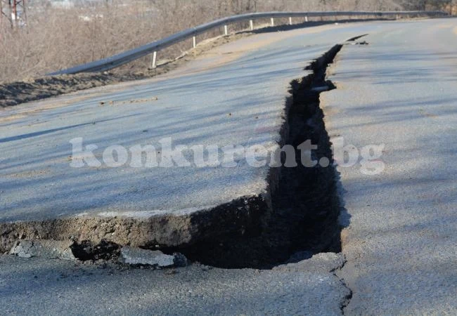 Затвориха пътя край Монтана заради пропадането (Снимка)