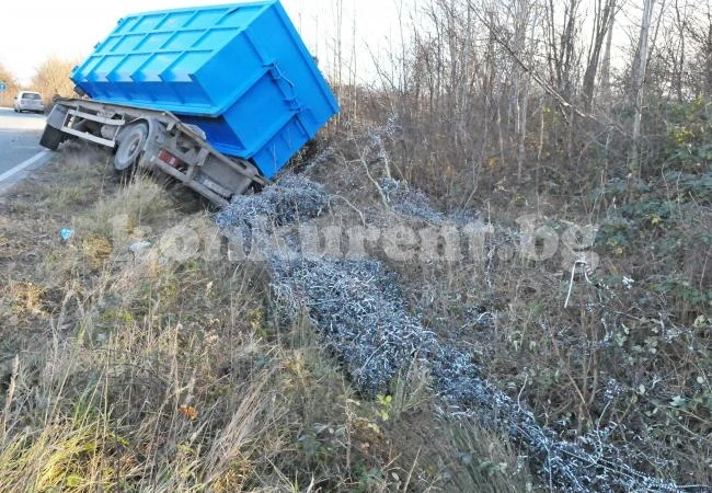 Камион се озова в крайпътно дере заради висока скорост