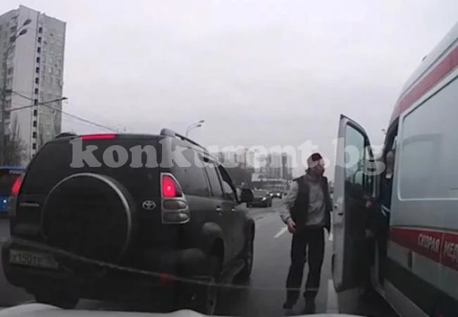 Таксиджия засече линейка, вижте какво му се случи след това (СНИМКИ/ВИДЕО)