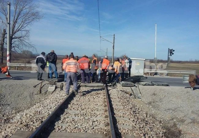 Сменят настилката на жп прелеза при обхода на Враца