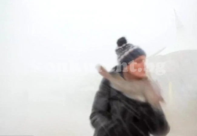Вижте какво се случи с блогър, правещ ВИДЕО по време на буря