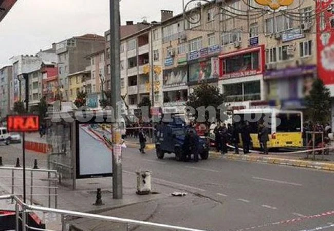 Извънредно! Взрив избухна на спирка в Истанбул, има ранени! (СНИМКА)
