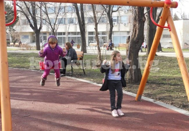 Люлките на нови площадки забавляват хлапета