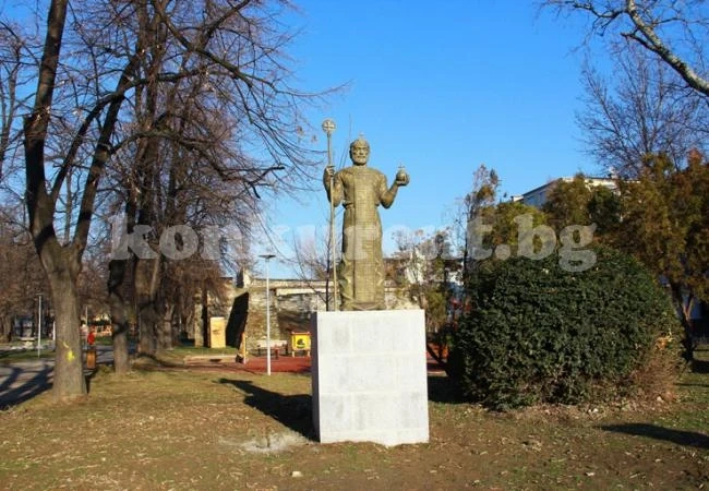 Паметникът на Срацимир – от „осанна до разпни го”