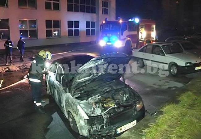 Гръмна автомобил пред митницата във Враца (Обновена + снимки)