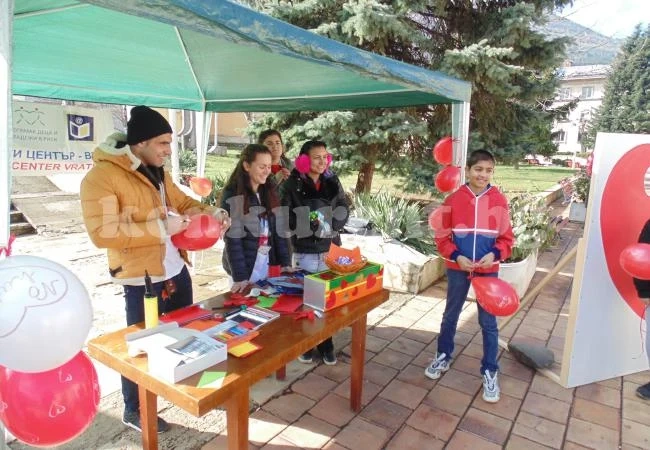 Младежки център-Враца раздава валентинки